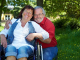 Mann mit Seniorin im Rollstuhl