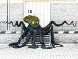 Als "Datenkraken" werden Firmen und Institutionen bezeichnet, die Informationen von Menschen im groflen Stil sammeln und auswerten. Ab 2008 nahm Otto als Protestsymbol gegen zunehmenden Datenmissbrauch und ‹berwachung an zahlreichen Demos teil. Material: Rattanskelett mit Stoff¸berzug, Tentakelspannweite 18 Meter (Bereich Information)